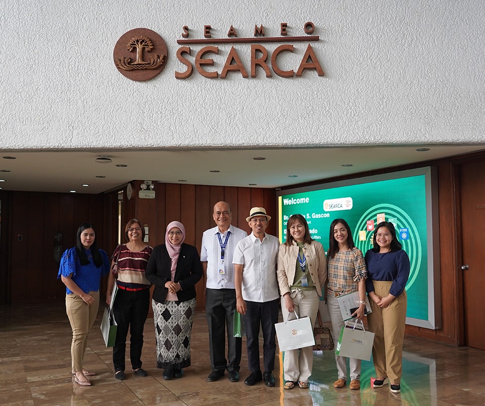 Dr. Glenn Gregorio (fifth from the left) and SEARCA Center director; Dr. Nur Azura Adam (third from the left), deputy director for programs, pose with the Laguna University delegation, led by Dr. Colegio Gascon (fourth from the left), officer-in-charge president.
