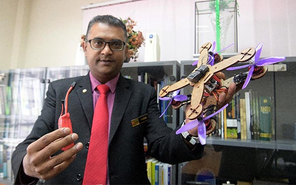 Prof. Ir. Ts. Dr. Mohamed Thariq Bin Haji Hameed Sultan on inventing drones From Pineapple Leaves. | Photo: UPM Researchers Invented Drones From Pineapple Leaves, 2020, https://bit.ly/3y6m0it