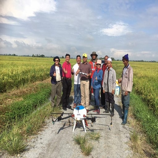 Dr. Nazmi during the performance testing of a chemical spraying drone in paddy cultivation with the MUDA Agricultural Development Authority (MADA).