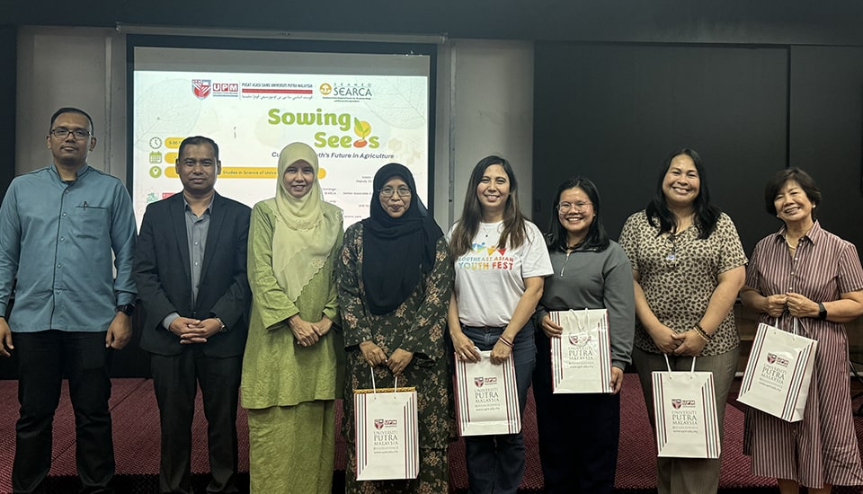 ASPutra Director, Assoc. Prof. Dr. Marina Mohd. Top @ Mohd. Tah (third from left), together with deputy directors Prof. Madya Dr. Noor Azmi Shaharuddin and Dr. Muhammad Alif Mohammad Latif, give welcome tokens to the SEARCA team (from left to right): Dr. Nur Azura Adam, Ms. Sharon Malaiba, Ms. Loise Ann Carandang, Ms. Leah Lyn Domingo, and Ms. Corinta Guerta