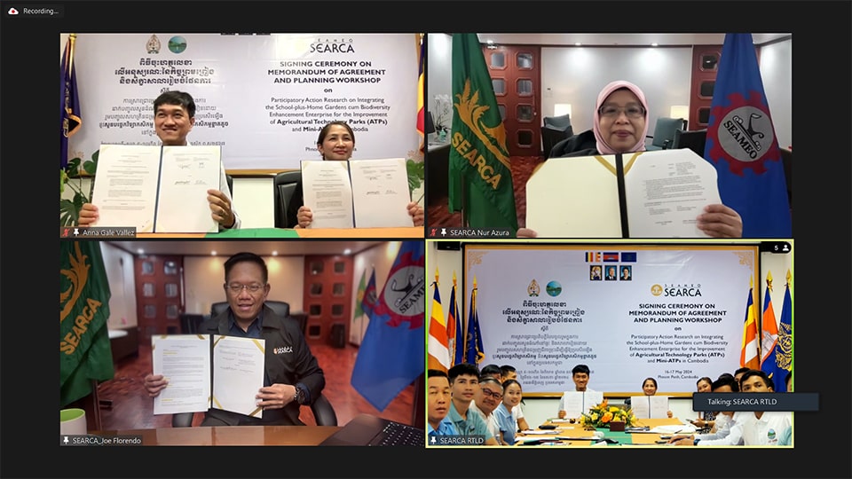 Dr. Lyda Hok (upper left), center director of the Center of Excellence on Sustainable Agricultural Intensification and Nutrition (CE SAIN) together with SEARCA representatives composed of Dr. Gerlie Tatlonghari, Dr. Nur Azura Binti Adam, and Assoc. Prof. Joselito Florendo, showed the signed Memorandum of Agreement (MOA).