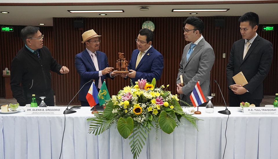 Dr. Glenn Gregorio (second from the left), SEARCA Center director, presents a mini replica of the Center's Growth Monument to His Excellency Tull Traisorat (center), while Assoc. Prof. Joselito Florendo (leftmost), deputy director for administration; Mr. Rangsant Srimangkorn (second from the right), minister and deputy chief of mission; and Mr. Witsarut Piyavongsomboon (rightmost), first secretary, look on.