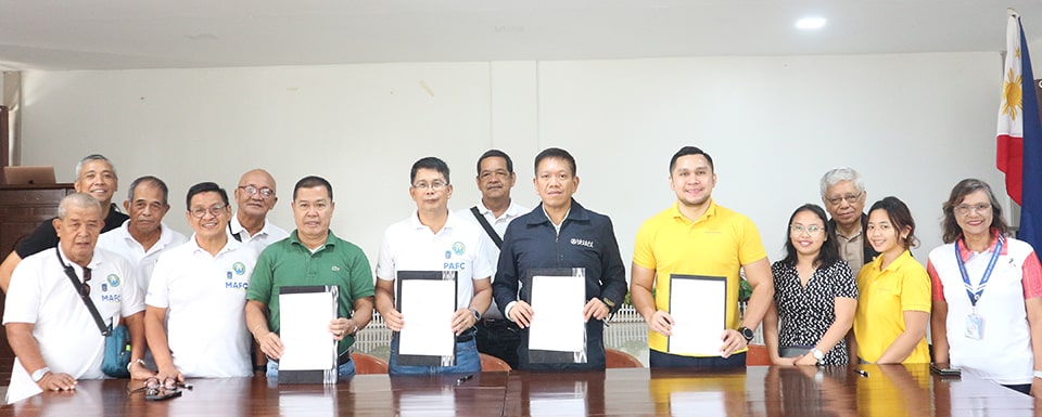 SEARCA, PAFC-Laguna, and Straw Innovations, Ltd. representatives who participated in the signing.