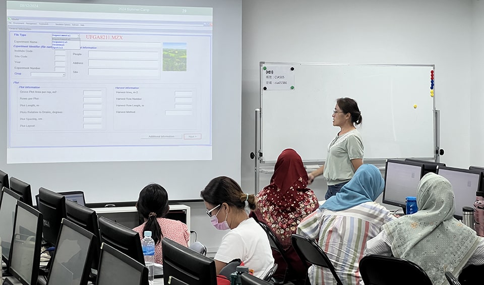 Students taking courses in the Workshop lectured by Prof. Li-Yu Liu from the Department of Agronomy.