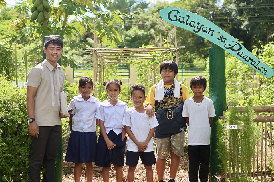 A teacher and the Gulayan sa Paaralan Program (GPP) coordinator from Malbato Elementary School and the students responsible for maintaining their school garden posed for a photo.