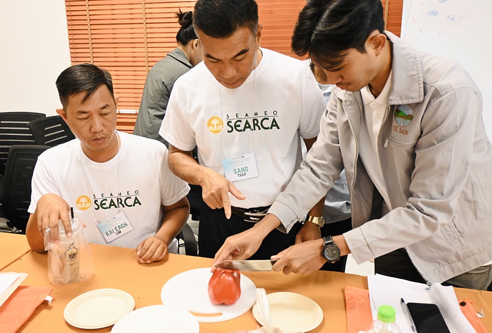 Participants actively prepared the ingredients during the hands-on activity on seed-saving