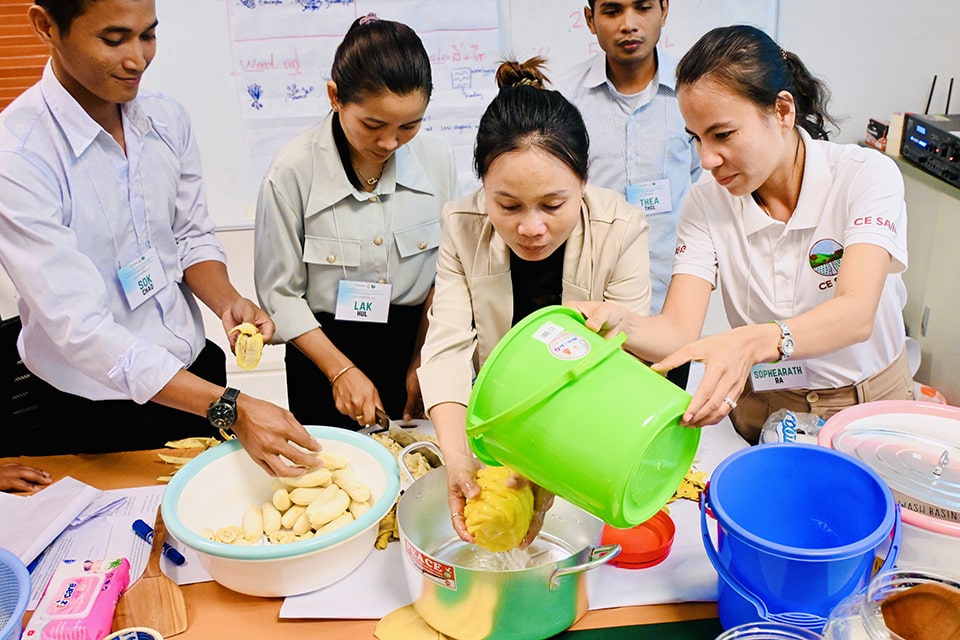 Participants actively prepared the ingredients during the hands-on activity, which focused on vegetable fermentation and jam-making.