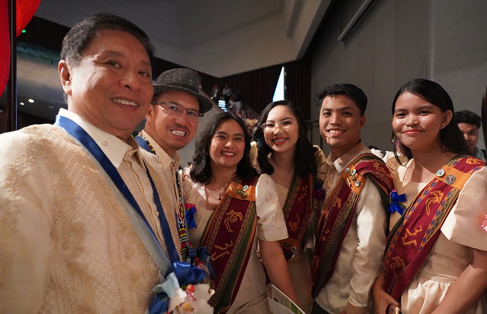 Newly licensed agriculturists pose with Dr. Gregorio and Dr. Fernando Sanchez, Jr., President of the Philippine Association of Agriculturists, Inc.