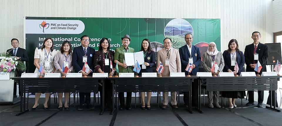 (L-R) Representatives from PMC FSCC project partner institutions VSU, CLSU, IPB University, UGM, SEARCA, KU, Maejo University, UB, UPM, UPLB, and UMS