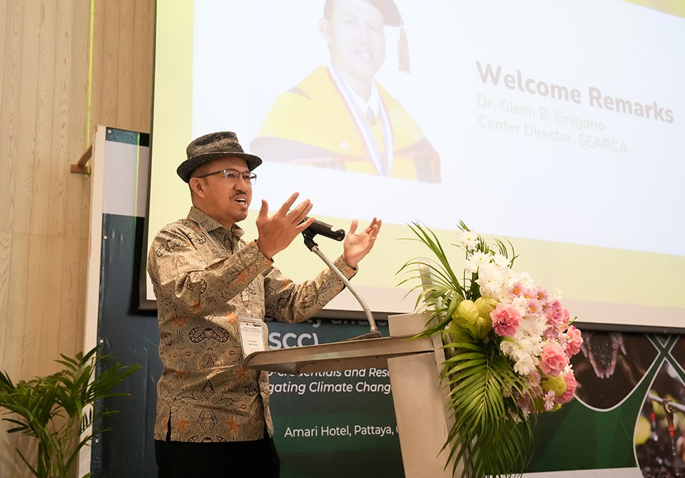 Dr. Glenn B. Gregorio opens the conference. (Photo by Kasetsart University)